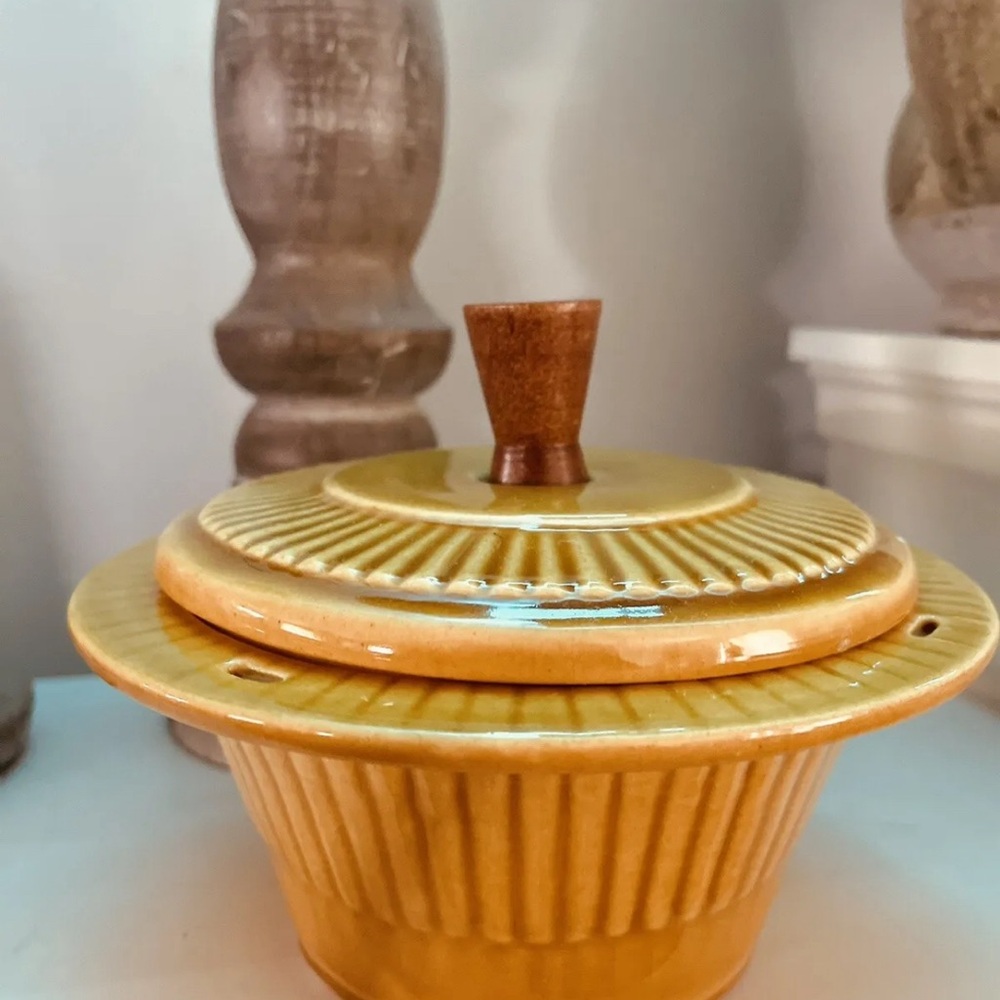 Retro CALIFORNIA POTTERY Calif 510 Golden Yellow rib Lidded Bowl wooden handle - Picture 4 of 6